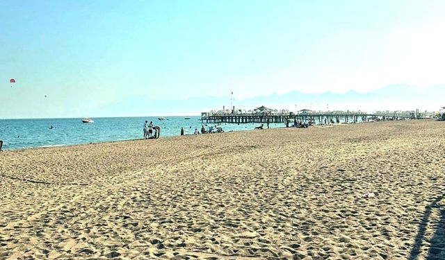 Antalya Aksu’da sahil temizliği çalışmaları sürüyor