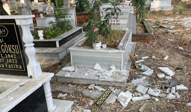 Antalya'da mezarlığa saldırı: 12 mezar taşı kırıldı