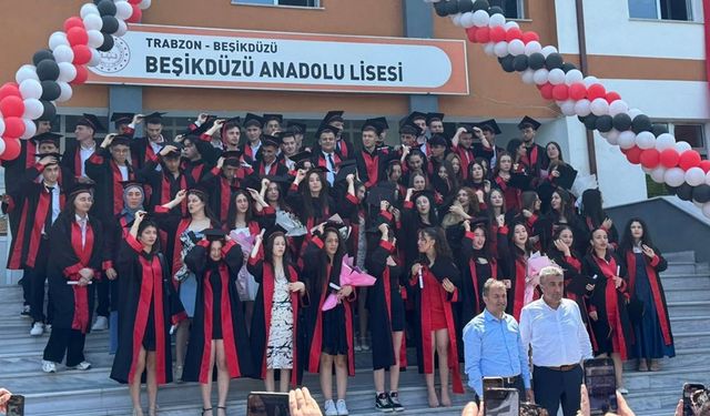 Beşikdüzü Anadolu Lisesi 15. mezunlarından 80 öğrenci kep fırlattı