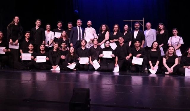 Bursa Devlet Tiyatrosu'nun kursiyerleri sahnede mezun oldu