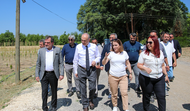 Düzce Belediye Başkanı Dr. Faruk Özlü Tarım Akademisi'nde ilk ata tohumunu dikti
