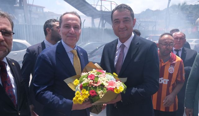 Fuat Köse Giresun'a Gelen Dr. Fatih Erbakan'ı Çiçekle Karşıladı