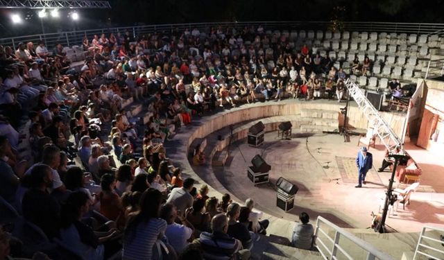 İzmir Efes Amfi Tiyatro,'ta sanat ve dayanışma