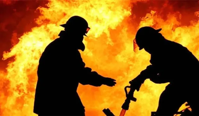 İzmir'de plastik ürünler deposunda yangın çıktı