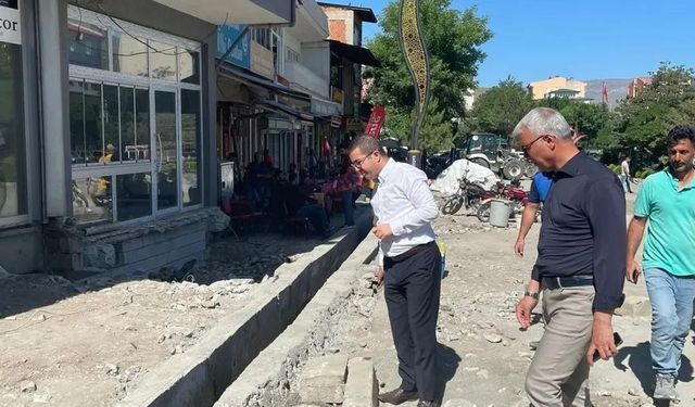 Kağızman'da meydanın çevresi yenileniyor