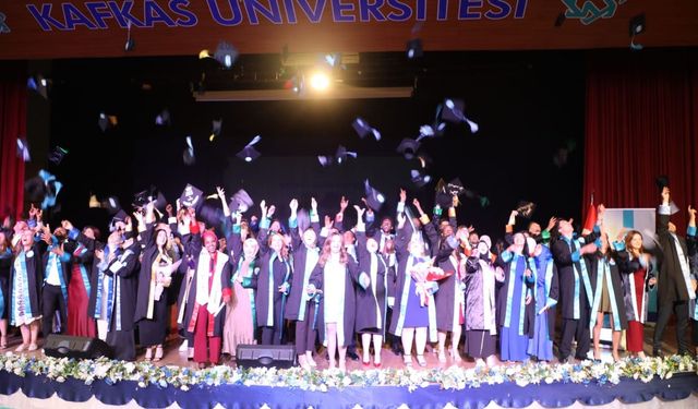 Kars Kafkas Üniversitesi 2024-2025 akademik yılı mezuniyet töreni coşkuyla gerçekleşti