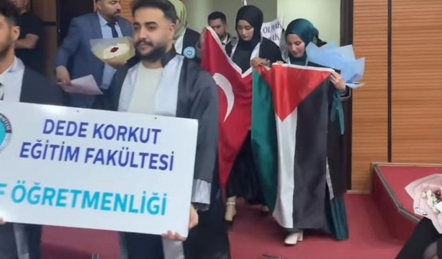Kars Kafkas Üniversitesi mezuniyet töreninde anlamlı mesaj: Türk ve Filistin bayraklarıyla sahneye çıktılar