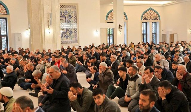 Kars'ta Bayram namazında vatandaşlar camilere akın etti