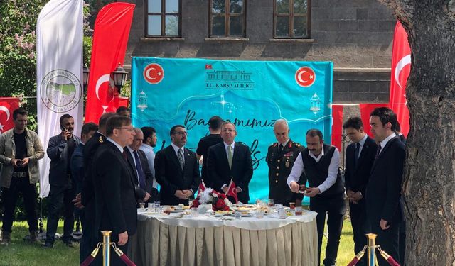 Kars’ta bayramlaşma ve şehitlik ziyareti gerçekleştirildi