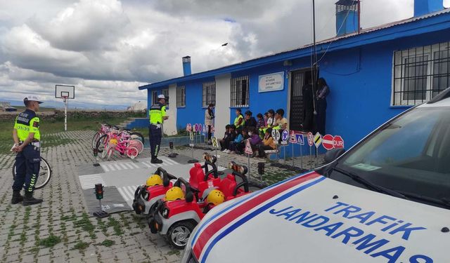 Kars’ta öğrencilere trafik eğitimi düzenlendi
