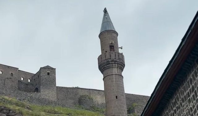 Kars’taki Tarihi Vaiz Oğlu Camisi’nin Alem’i kırıldı, yetkililerden ilgi bekliyor