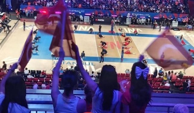 Koruma altındaki çocuklar, Türkiye-Güney Kore voleybol maçını tribünden takip etti