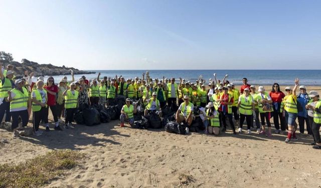 Mersin'de gönüllüler Ayaş sahilini temizledi