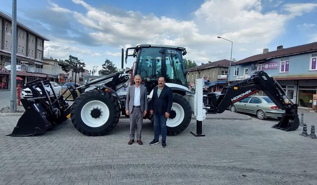 Milletvekili Adem Çalkın'ın girişimleriyle Arpaçay Belediyesi araç filosuna bir yenisini daha kattı