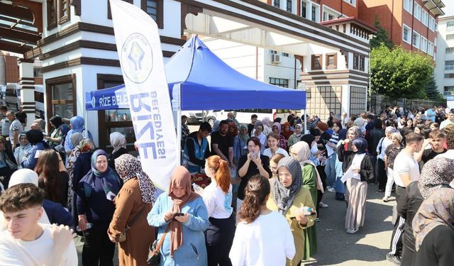 Rize Belediyesi'nden TYT sınavında okul önlerinde ikram ve ücretsiz ulaşım