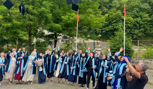Şalpazarı Anadolu Lisesi 9. Mezunlarından 29 öğrenci kep fırlattı