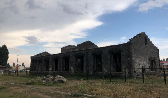 Tarihi Süt Fabrikası kaderine terk edildi: Mahalle sakinleri yetkililerden yardım bekliyor