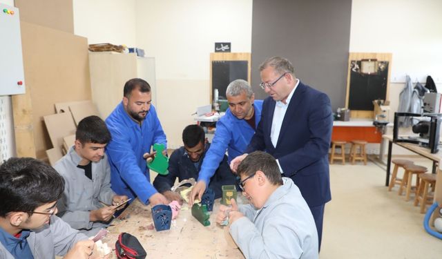 Vali Ziya Polat, özel eğitim okulunu ziyaret etti
