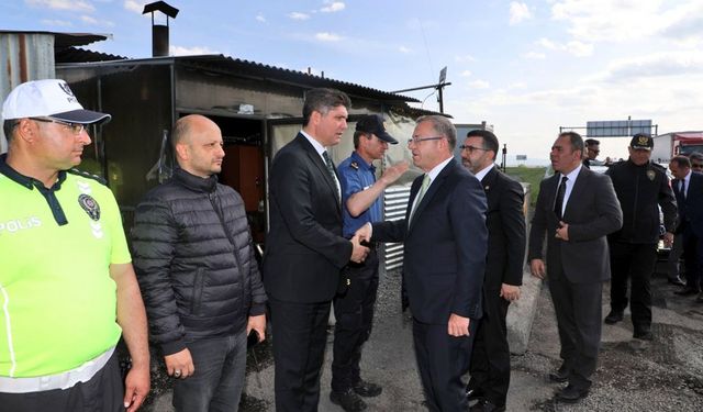 Vali Ziya Polat ve Milletvekili Adem Çalkın'dan emniyet uygulama noktasına bayram ziyareti