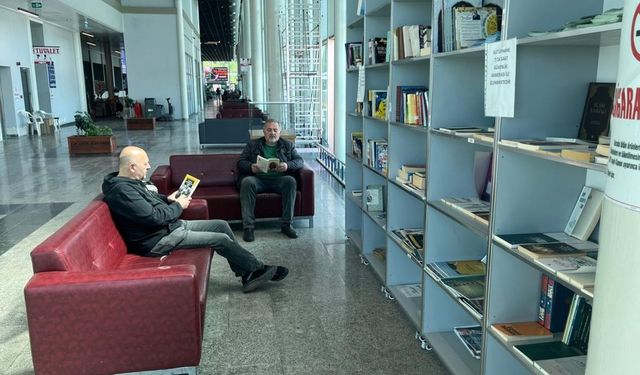 Yolcular otobüslerini kitap okuyarak bekliyor