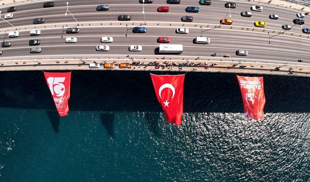 15 Temmuz'un 9. yılında İstanbul'da köprülere Türk Bayrağı asıldı