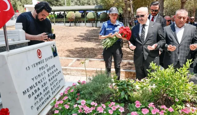 Adana Valisi Yavuz Selim Köşger, 15 Temmuz şehitlerinin kabrini ziyaret etti