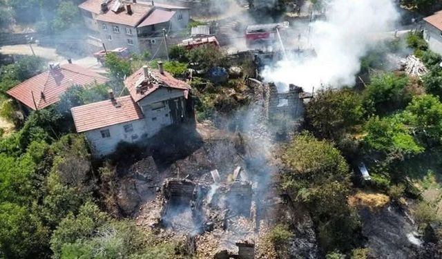 Akseki'de yangın evlere sıçradı: 3 ev zarar gördü