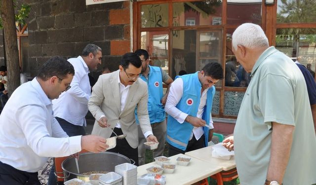 Akyaka’da Muharrem Ayı bereketi: Kaymakam Demirtaş vatandaşlara aşure dağıttı