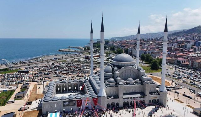 Doğu Karadeniz'in en büyük camisi Hanife Hatun Camii ibadete açıldı