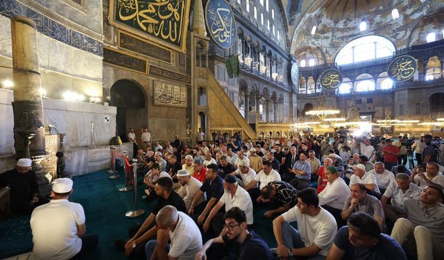 İstanbul'daki camilerde 15 Temmuz şehitleri için mevlit programı düzenlendi
