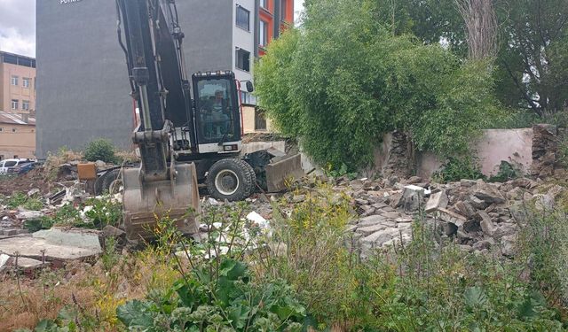 Kars Belediyesi’nden şehir estetiğine katkı: Metruk yapıların yıkımı sürüyor