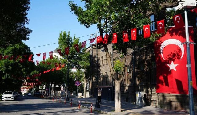 Kars’ta cadde ve sokaklar ay yıldızlı bayraklarla donatıldı: "Zaferin adı Türkiye"