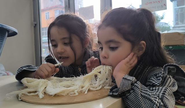 Kars'ta küçük kız kardeşlerin peynir sevgisi