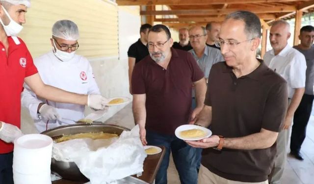 SDÜ’de 15 Temmuz şehitleri anısına helva dağıtıldı