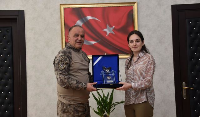 Şehit kızı Rümeysa Ertekin Tazegül’den Kars İl Emniyet Müdürü Saka’ya anlamlı ziyaret