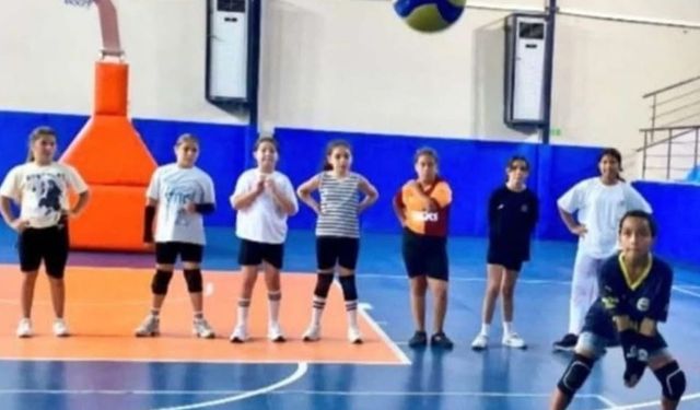 Serik’te gençler filede buluşuyor