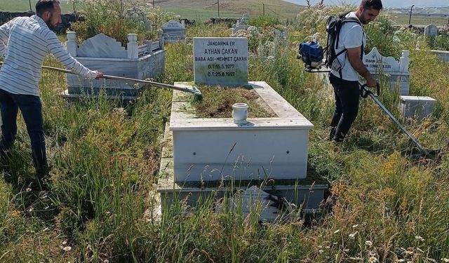 Susuz’da şehit mezarlıklarına vefa: Bakım ve temizlik çalışmaları gerçekleştirildi