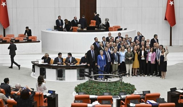 TBMM Genel Kurulunda CHP'li vekiller kürsüyü işgal etti