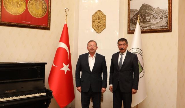 Vali Ziya Polat, Susuz Belediye Başkanı Oğuz Yantemur'u makamında kabul etti