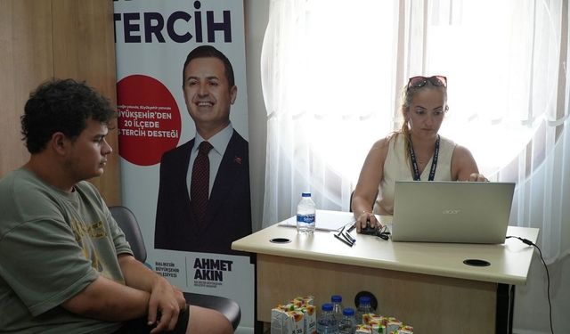 Ahmet Akın tercih sürecinde gençlerin yanında