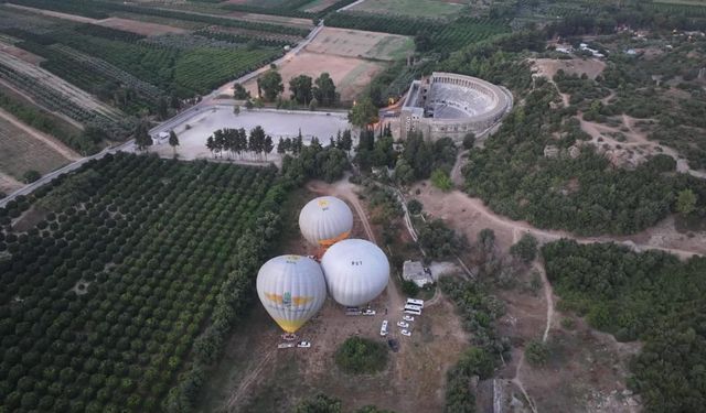 Antalya semalarında süzülen "balonlar" turizme çeşitlilik sunuyor