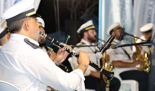 Başiskele sahilinde müzikli ve renkli bir akşam yaşandı