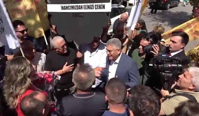 Esma Ersin siyah çelenkle gelen grubu çiçekle karşıladı