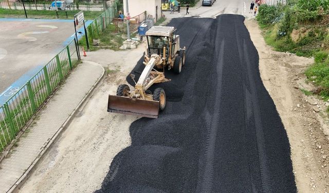 Giresun Belediyesi acil alanlara asfalt müdahalesi yaptı