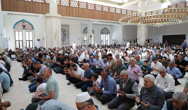 Kars Sultan Alparslan Camii ve Külliyesi'nde aziz şehitler için mevlid programı düzenlendi