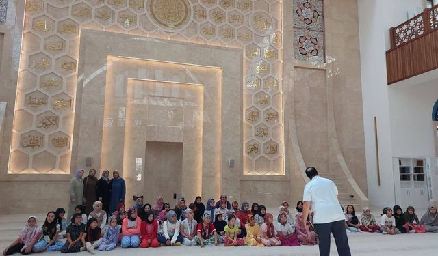 Kars'ta camii çocuk buluşmaları: "Şehirlerin kalbi camilerde buluşalım" projesi devam ekarsdiyor