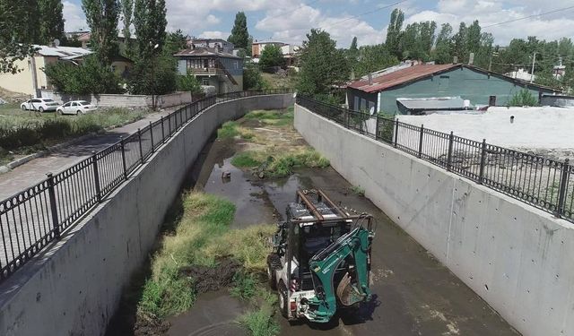 Kars'ta Devlet Su İşleri dere temizlik çalışmalarına başladı