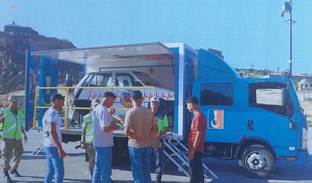 Kars'ta Emniyet Kemeri Simülasyon Aracı emniyet kemerinin hayati önemini uygulamalı olarak gösterildi