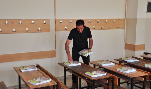 Kars'ta toplam 638 bin adet ders kitabı, sıralarda yerini aldı
