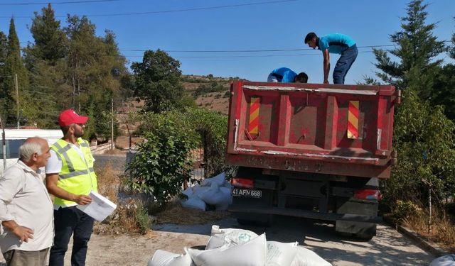 Kocaeli Belediyesi üreticiye tavuk yemi ve ekipman desteği